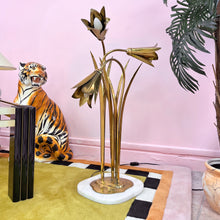 Load image into Gallery viewer, Lampe Florale en Laiton Massif – Années 70
