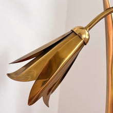 Load image into Gallery viewer, Lampe Florale en Laiton Massif – Années 70