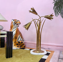 Load image into Gallery viewer, Lampe Florale en Laiton Massif – Années 70