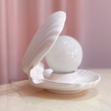Load image into Gallery viewer, Lampe coquillage vintage, Europe, années 70
