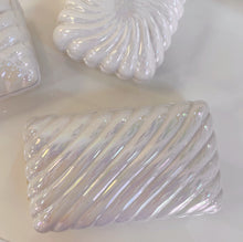 Load image into Gallery viewer, Coffret en céramique iridescente – Grand format - Années 80