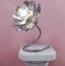 Load image into Gallery viewer, Lampe Fleur Chromée Vintage – Années 80