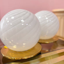 Charger l'image dans la galerie, Lampe Sphère en Verre de Murano – Années 70