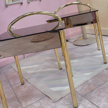Load image into Gallery viewer, Paire de chevets en laiton et miroir fumé - Années 70