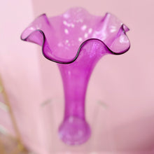 Charger l'image dans la galerie, Vase Améthyste à Volant – Verre, vintage