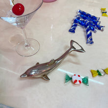 Load image into Gallery viewer, Décapsuleur dauphin en métal