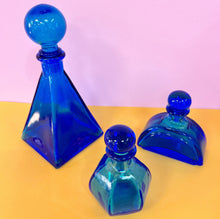 Charger l'image dans la galerie, Flacons de toilette bleu vintage