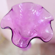 Charger l'image dans la galerie, Vase Améthyste à Volant – Verre, vintage