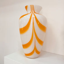 Charger l'image dans la galerie, Vase en Verre Soufflé Opalin – Murano, Années 70