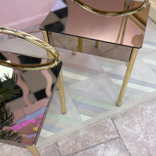 Load image into Gallery viewer, Paire de chevets en laiton et miroir fumé - Années 70