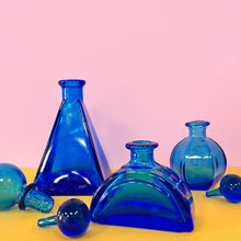 Charger l'image dans la galerie, Flacons de toilette bleu vintage