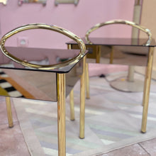 Load image into Gallery viewer, Paire de chevets en laiton et miroir fumé - Années 70