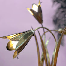Load image into Gallery viewer, Lampe Florale en Laiton Massif – Années 70