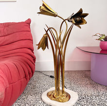 Load image into Gallery viewer, Lampe Florale en Laiton Massif – Années 70