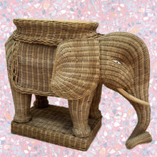 Load image into Gallery viewer, Grand piédestal éléphant en osier – années 70