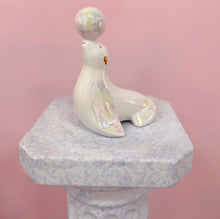 Load image into Gallery viewer, Statuette Otarie en Porcelaine Irisée – Italie, Années 70