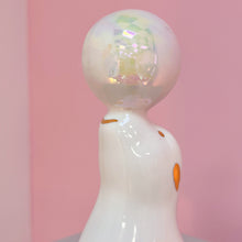 Load image into Gallery viewer, Statuette Otarie en Porcelaine Irisée – Italie, Années 70