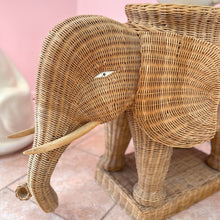 Load image into Gallery viewer, Grand piédestal éléphant en osier – années 70