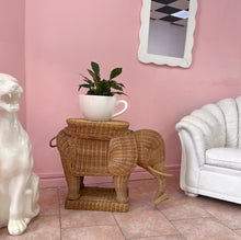 Load image into Gallery viewer, Grand piédestal éléphant en osier – années 70