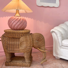 Load image into Gallery viewer, Grand piédestal éléphant en osier – années 70