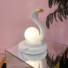 Load image into Gallery viewer, Lampe cobra en céramique et dorures, Italie, années 70