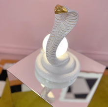 Load image into Gallery viewer, Lampe cobra en céramique et dorures, Italie, années 70