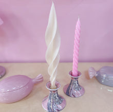 Load image into Gallery viewer, Paire de bougeoirs pastel, Porcelaine de Macao, années 80