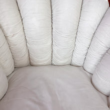 Charger l'image dans la galerie, Ensemble canapé et fauteuil coquillage vintage en cuir blanc, années 70