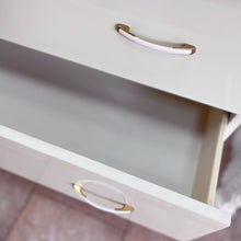 Charger l'image dans la galerie, Commode et miroir coquillage laqués ivoire, années 80