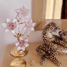 Charger l'image dans la galerie, Lampe florale Murano en laiton et verre rose moucheté, Italie, années 70