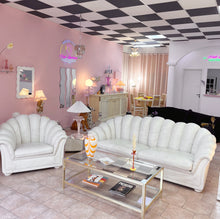 Charger l'image dans la galerie, Ensemble canapé et fauteuil coquillage vintage en cuir blanc années 70, style penthouse Miami – Club Barbara