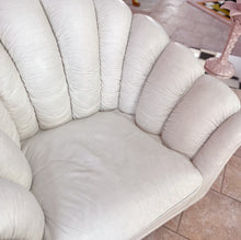 Charger l'image dans la galerie, Ensemble canapé et fauteuil coquillage vintage en cuir blanc, années 70