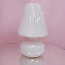 Charger l'image dans la galerie, Lampe champignon Murano en verre soufflé rose pastel, années 70