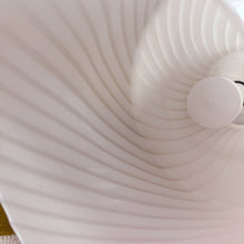 Charger l'image dans la galerie, Lampe champignon Murano XL en verre soufflé lattimo torsadé