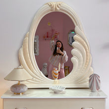 Charger l'image dans la galerie, Commode et miroir coquillage laqués ivoire, années 80