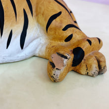Load image into Gallery viewer, Tigre du Bengale en terre cuite peinte à la main, années 80