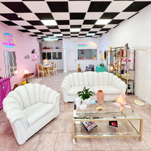 Charger l'image dans la galerie, Ensemble canapé et fauteuil coquillage vintage en cuir blanc, années 70