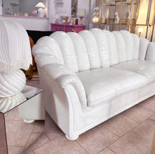 Charger l'image dans la galerie, Ensemble canapé et fauteuil coquillage vintage en cuir blanc, années 70