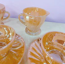 Charger l'image dans la galerie, tasses coquillage irise vintage