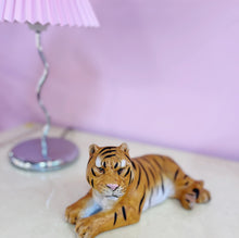 Load image into Gallery viewer, Tigre du Bengale en terre cuite peinte à la main, années 80