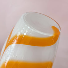 Charger l'image dans la galerie, Vase en verre soufflé lattimo, Murano, Années 70