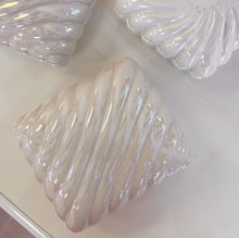 Load image into Gallery viewer, Coffret en céramique iridescente – Moyen format - Années 80
