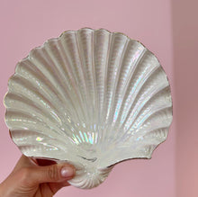 Load image into Gallery viewer, Coupe coquillage iridescente et dorures 70s
