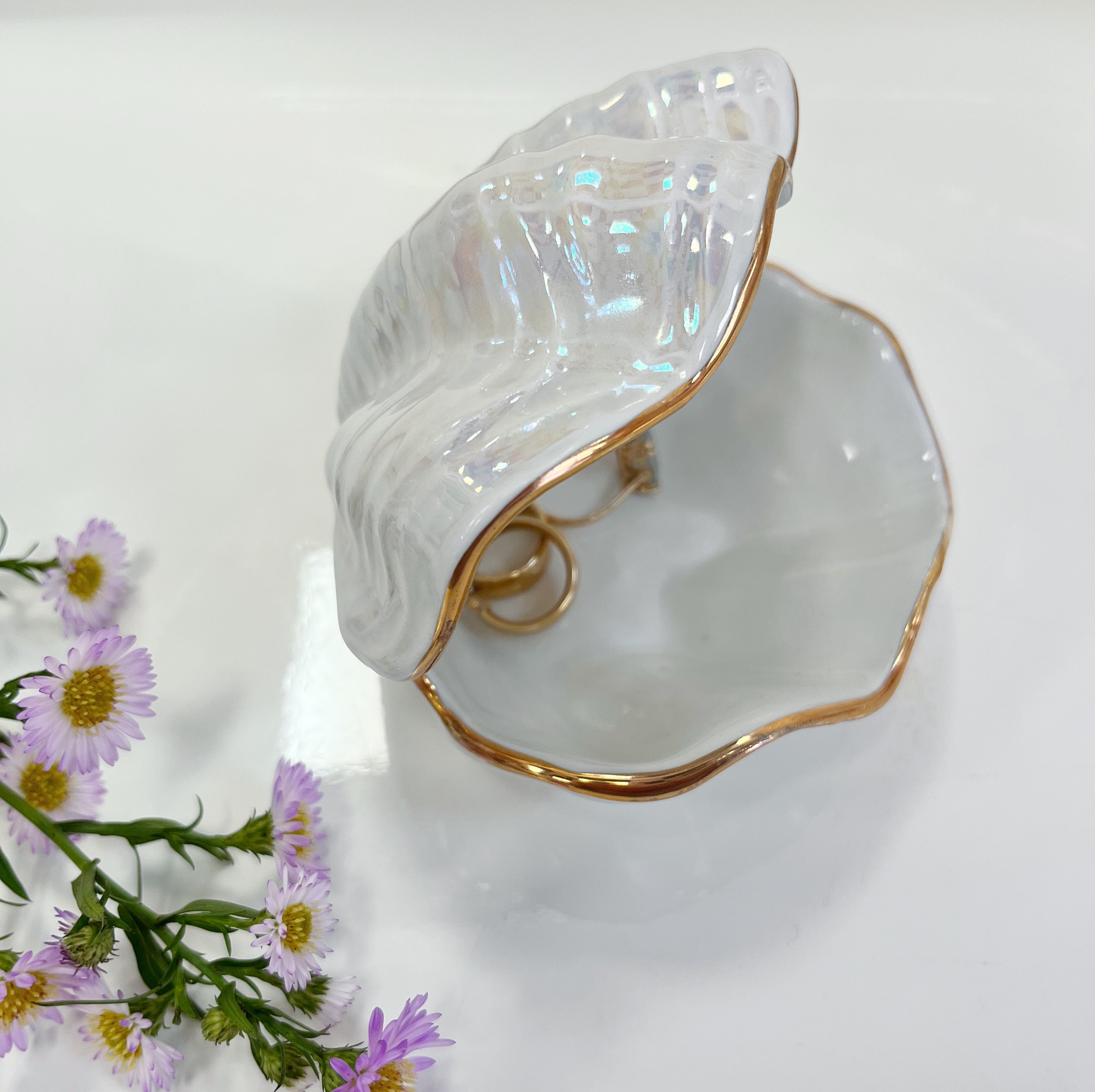 Coupelle coquillage iridescente et dorures