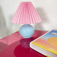 Load image into Gallery viewer, Lampe bleu pastel pied torsadé
