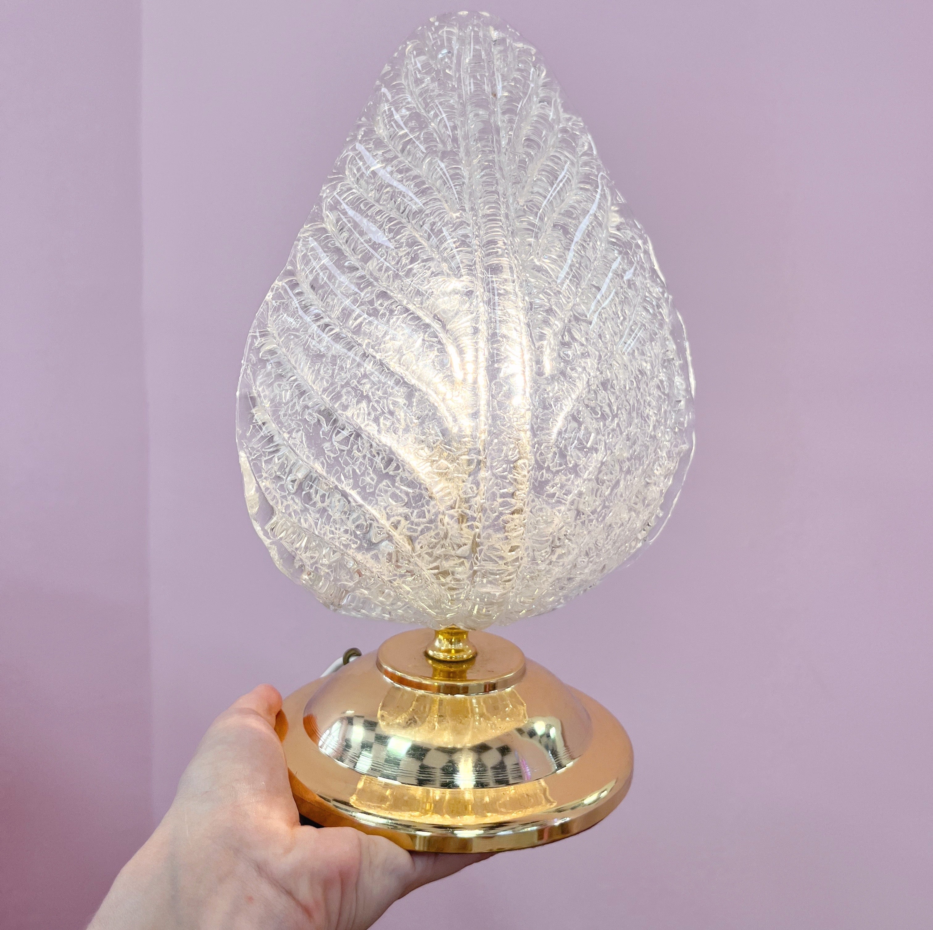 Lampe laiton & feuille en verre texturé – Années 80