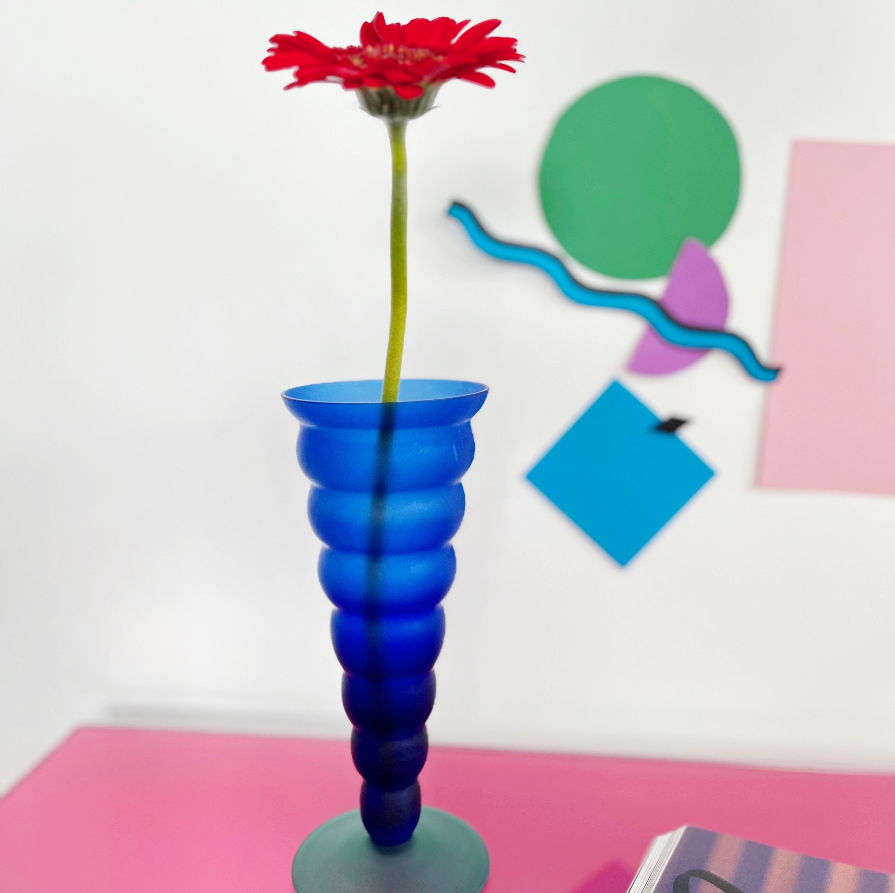 Vase ondulé en verre dépoli