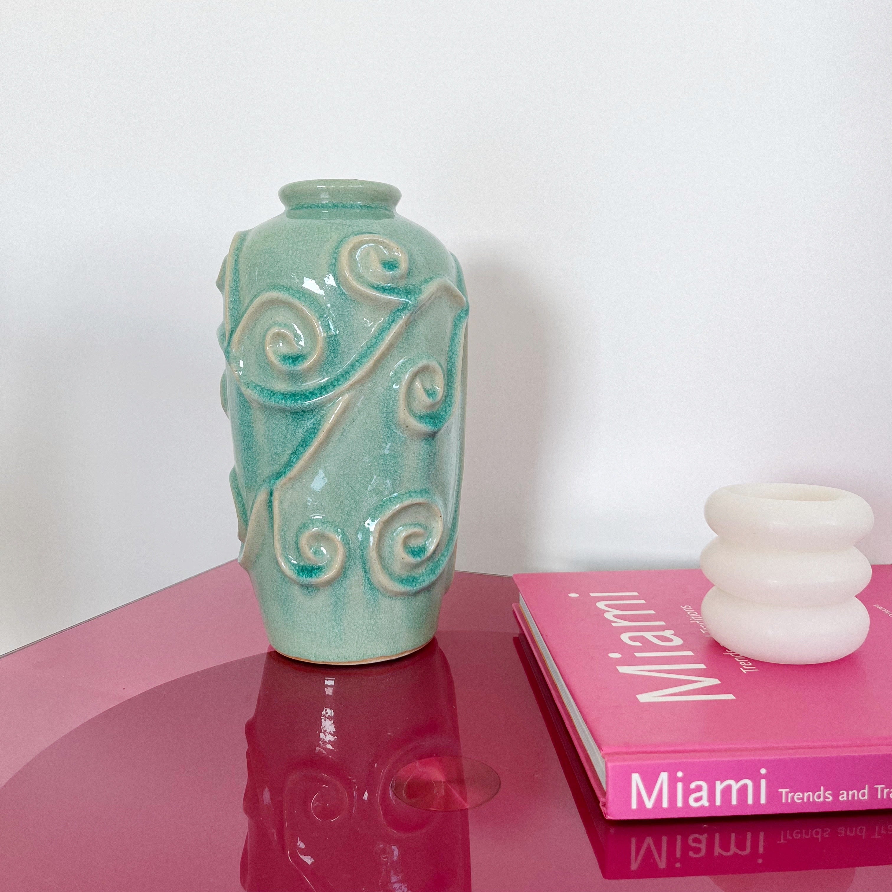 Vase vert d’eau à ornements