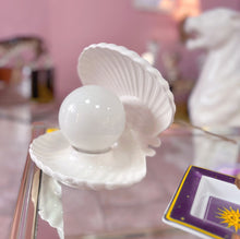 Load image into Gallery viewer, Lampe coquillage vintage, Europe, années 70
