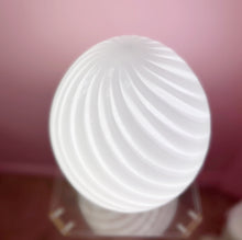 Load image into Gallery viewer, Lampe design œuf Murano - années 70
